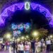 Guadalajara inaugura sus Ferias y Fiestas 2025 con el encendido oficial de luces, reparto de 3.000 pañuelos morados y la apertura de atracciones para todas las edades.