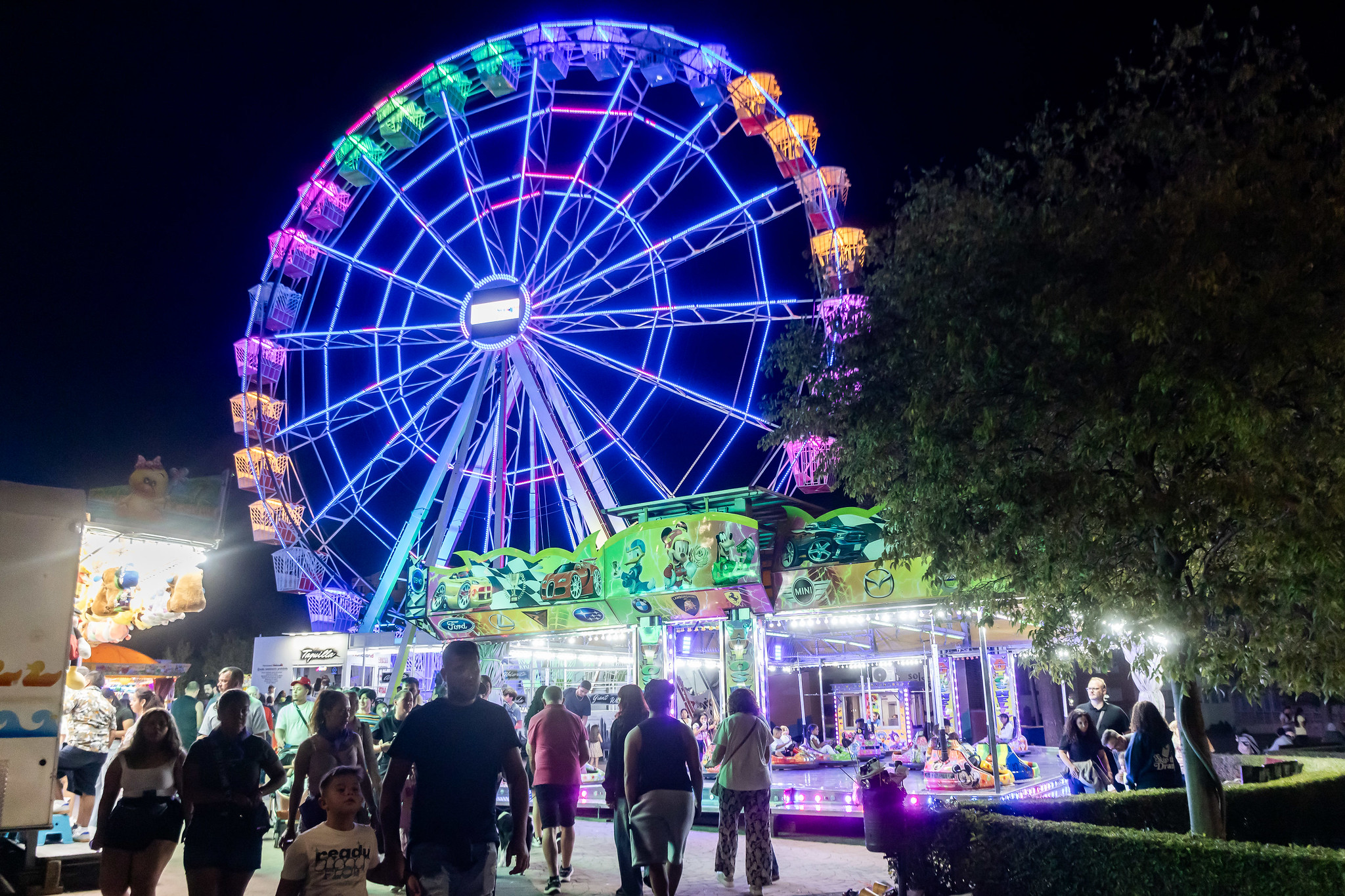 Ferias y Fiestas de Guadalajara 2025: encendido de luces, atracciones y pañuelos morados