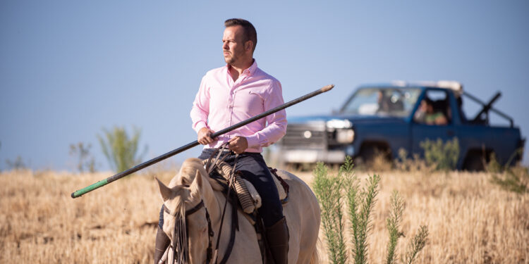 La Bajada de Yunquera de Henares 2025 llenó las calles de emoción y tradición taurina. Descubre cómo los novillos de La Glorieta llegaron a la plaza Las Traviesas y el ambiente festivo de las fiestas patronales.
