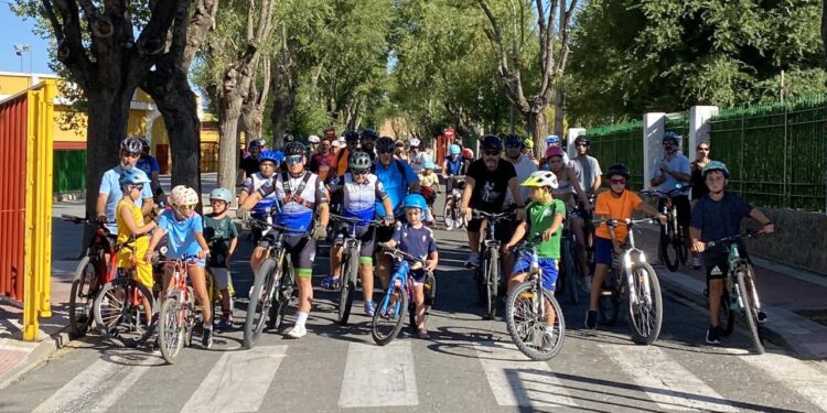 Pedaladas en familia: éxito de la XV edición del Día de la Bici en El Casar