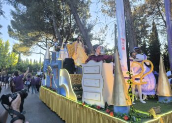 El Grupo de Teatro Salesianos Guadalajara deslumbra en el desfile de las Ferias y Fiestas 2025 y prepara la segunda temporada de La Bella y la Bestia