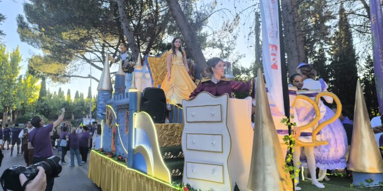 El Grupo de Teatro Salesianos Guadalajara deslumbra en el desfile de las Ferias y Fiestas 2025 y prepara la segunda temporada de La Bella y la Bestia