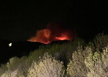 Incendio forestal en Peñalba de la Sierra: medios aéreos y terrestres luchan contra el fuego en el Pico del Lobo