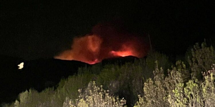 Incendio forestal en Peñalba de la Sierra: medios aéreos y terrestres luchan contra el fuego en el Pico del Lobo
