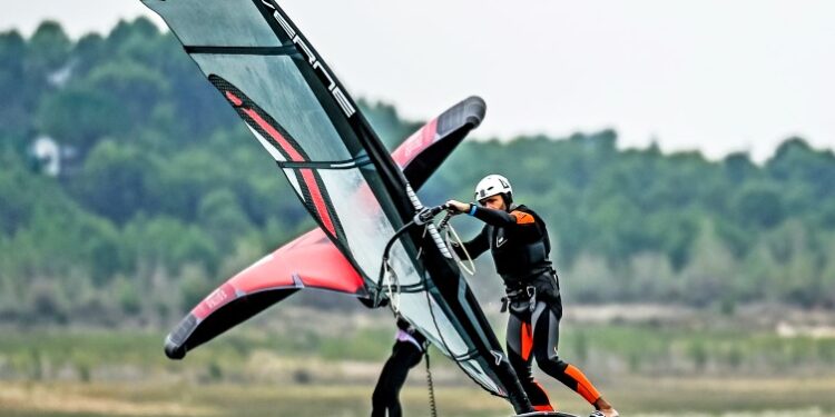 III Regata Solidaria Castilla-La Mancha 2025 en Alocén: Windsurf y Wingfoil con fines benéficos