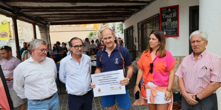 Más de 700 raciones en la paella solidaria de Pareja para apoyar a Fundación NIPACE