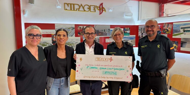La Guardia Civil de Guadalajara entrega 1.500 € a la Fundación NIPACE