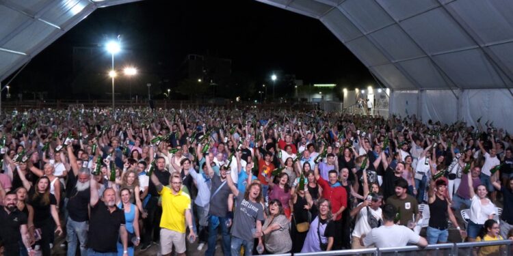 Récord de escanciado de sidra en Azuqueca de Henares por la Casa de Asturias