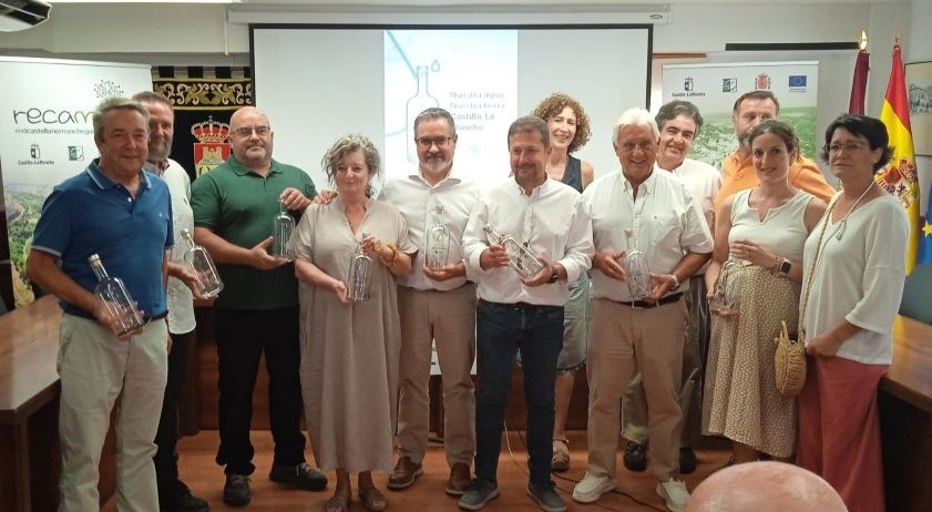 RECAMDER entrega 100.000 botellas reutilizables a bares y restaurantes rurales en Castilla-La Mancha