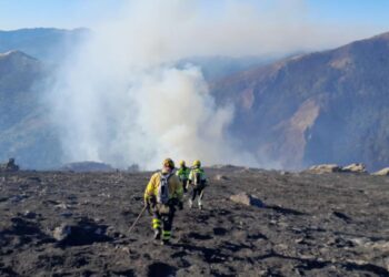 El incendio de Peñalba de la Sierra arrasa 550 hectáreas en el Pico del Lobo y desata críticas por la falta de medios en Guadalajara