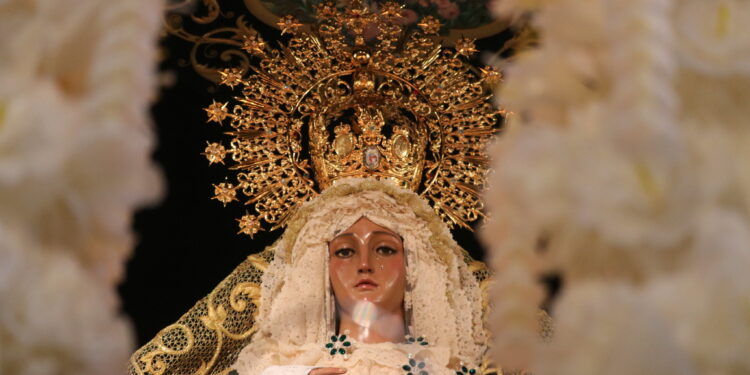 Ana Guarinos celebra con la Hermandad de la Esperanza Macarena el 75 aniversario en Guadalajara