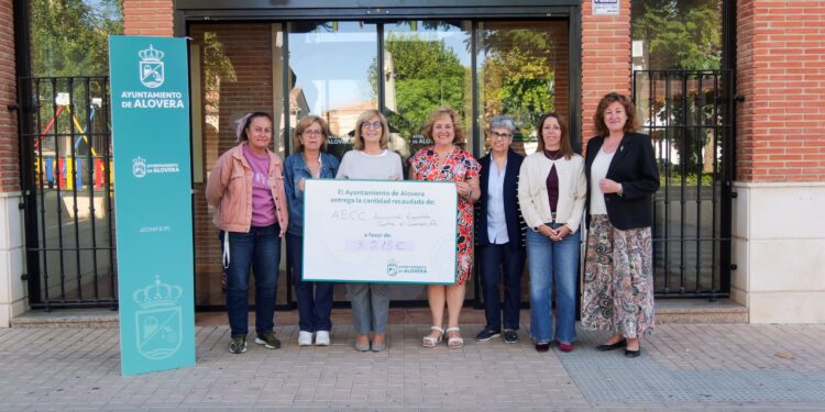 Alovera dona 3.215 euros a la Asociación Española contra el Cáncer gracias a la cena solidaria de sus fiestas patronales