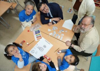 Artículo del consejero de Educación, Cultura y Deportes, Amador Pastor Noheda, con motivo del Día Internacional del Docente 2025: Ve por el mundo y maravíllate