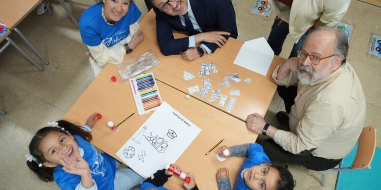 Artículo del consejero de Educación, Cultura y Deportes, Amador Pastor Noheda, con motivo del Día Internacional del Docente 2025: Ve por el mundo y maravíllate