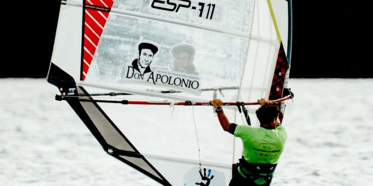 Alfonso Tertre gana el bronce en el Campeonato Regional de Windsurf-Slalom 2025 en la X Regata del Queso “Don Apolonio”