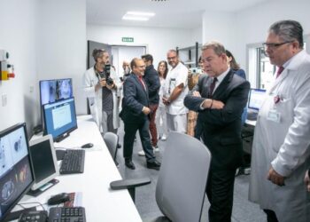 García-Page inaugura el servicio de Medicina Nuclear en Guadalajara entre críticas de los trabajadores del SESCAM