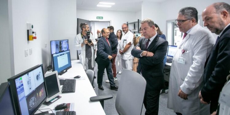 García-Page inaugura el servicio de Medicina Nuclear en Guadalajara entre críticas de los trabajadores del SESCAM