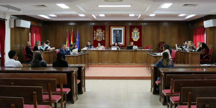 El Pleno de Azuqueca aborda sanciones a La Alameda Agua y Salud y transparencia municipal