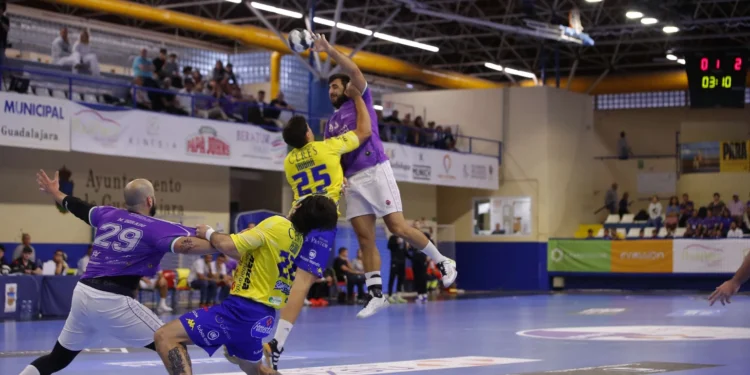 El Sanicentro BM Guadalajara cae ante el Villa de Aranda en un ajustado partido de Liga ASOBAL