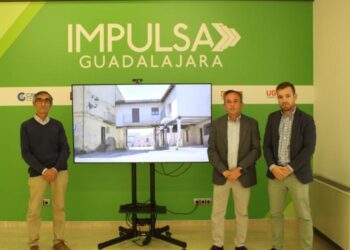 El alcalde de Trijueque resalta la ubicación estratégica del municipio durante su visita a Impulsa Guadalajara