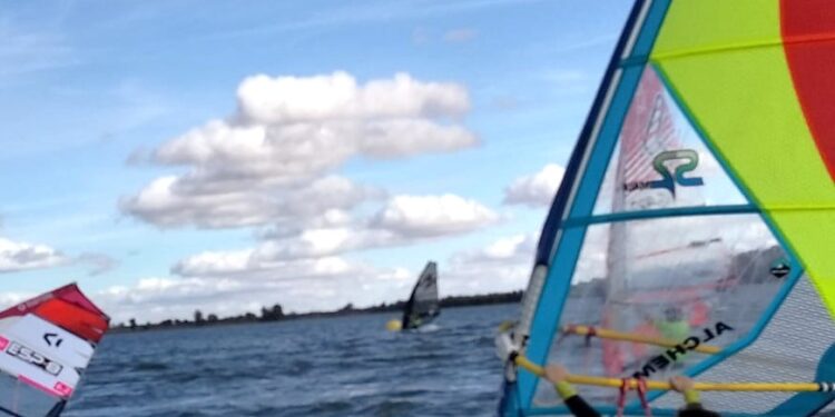 Alfonso Tertre gana el bronce en el Campeonato Regional de Windsurf-Slalom 2025 en la X Regata del Queso “Don Apolonio”