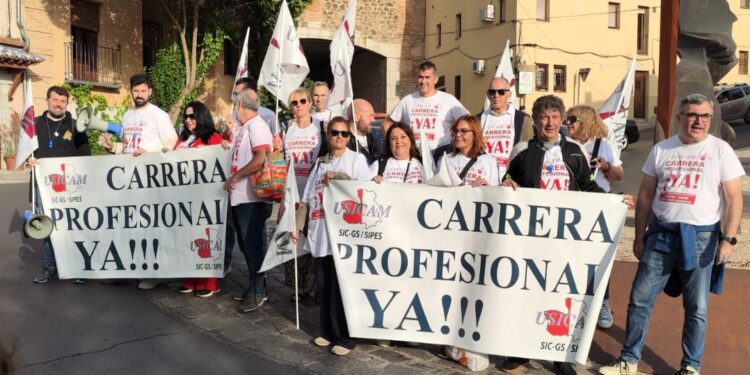 García-Page rechaza la carrera profesional del Sescam y los sindicatos protestan en Toledo