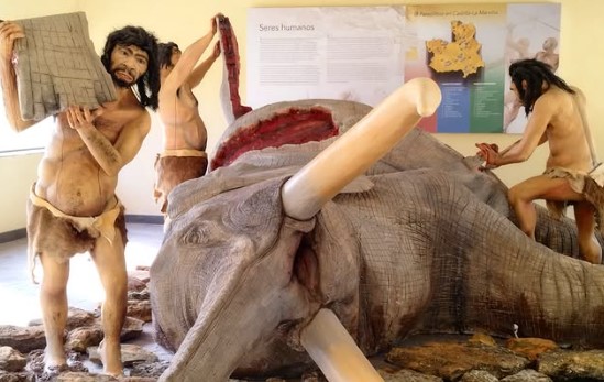 Al lado del CIPAT de Tamajón han habilitado un espacio con esta representación de la caza de un mamut en época prehistórica.