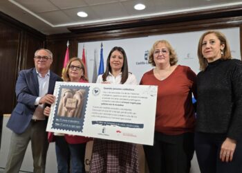 Castilla-La Mancha reconoce a las personas cuidadoras no profesionales y avanza en el sector de los cuidados