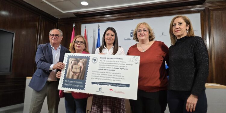 Castilla-La Mancha reconoce a las personas cuidadoras no profesionales y avanza en el sector de los cuidados