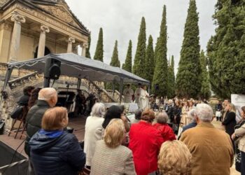 Emoción y música en el Cementerio de Guadalajara en el Día de Todos los Santos