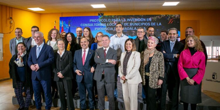 García-Page firma un protocolo para mejorar 38 consultorios en Guadalajara y aboga por una financiación autonómica justa