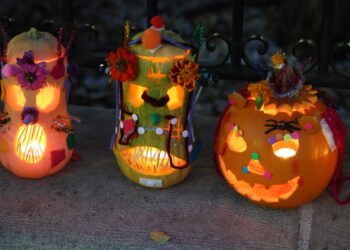 Pareja celebra Halloween y el Día de Todos los Santos con talleres, disfraces y los tradicionales puches