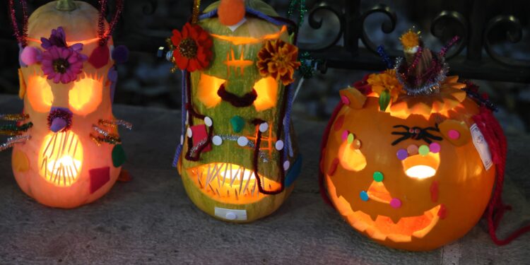 Pareja celebra Halloween y el Día de Todos los Santos con talleres, disfraces y los tradicionales puches