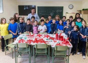 Más de 3.500 escolares crean el Bosque Navideño con árboles de Navidad reciclados en Guadalajara