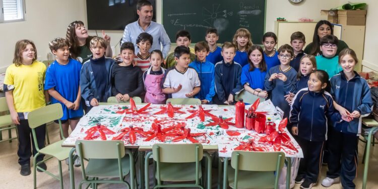 Más de 3.500 escolares crean el Bosque Navideño con árboles de Navidad reciclados en Guadalajara