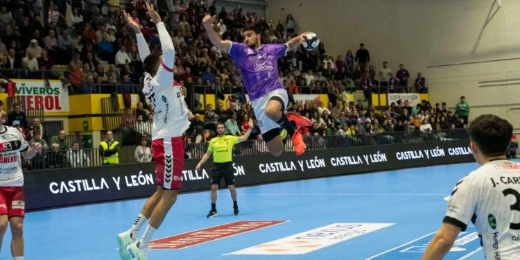 SANICENTRO BM Guadalajara logra una victoria agónica en Nava de la Asunción (29-30) en la Liga NEXUS ENERGÍA ASOBAL