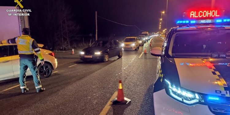 Mujer Investigada por Sextuplicar la Tasa de Alcoholemia Tras Provocar Accidente en la A-2