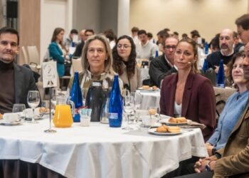 Ana Guarinos resalta la unión entre deporte y empresa en el desayuno empresarial con Gemma Mengual organizado por APEDEGU
