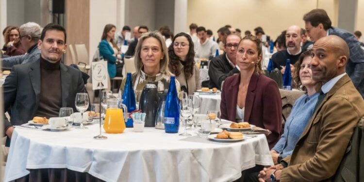 Ana Guarinos resalta la unión entre deporte y empresa en el desayuno empresarial con Gemma Mengual organizado por APEDEGU