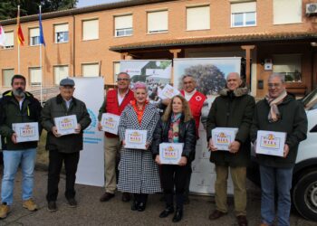Cáritas Diocesana reparte miel donada por el Centro Apícola de Marchamalo a las familias vulnerables en Guadalajara