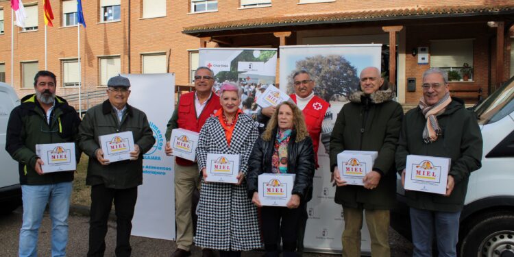 Cáritas Diocesana reparte miel donada por el Centro Apícola de Marchamalo a las familias vulnerables en Guadalajara