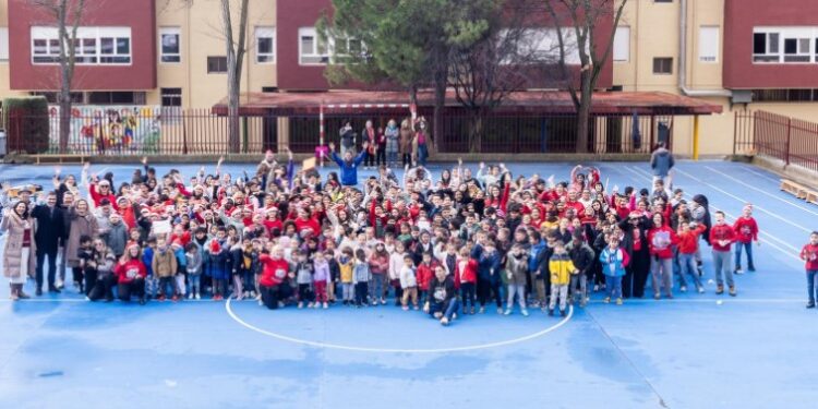 La alcaldesa de Guadalajara visita el Colegio Balcón del Tajo tras mejoras en pintura y participa en el Festival de Navidad