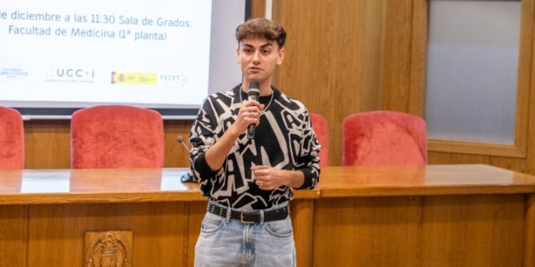 Diego Villa Lázaro gana la IV edición de los Monólogos Científicos Complutense 2025