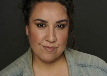 Eva Cabezas presenta su espectáculo “Sirviendo Comedia” en Guadalajara: ¡Una noche de risas en la Sala Monkey Man!