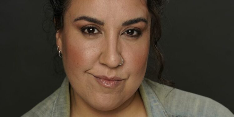 Eva Cabezas presenta su espectáculo “Sirviendo Comedia” en Guadalajara: ¡Una noche de risas en la Sala Monkey Man!