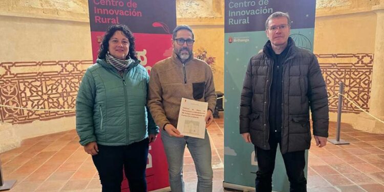 Firma del contrato para la rehabilitación del antiguo Ayuntamiento de Fuentes de la Alcarria: recuperación del patrimonio