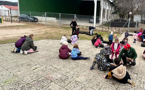 Reforestación en Espinosa de Henares: Niños y Agricultores Plantan el Futuro de sus Montes