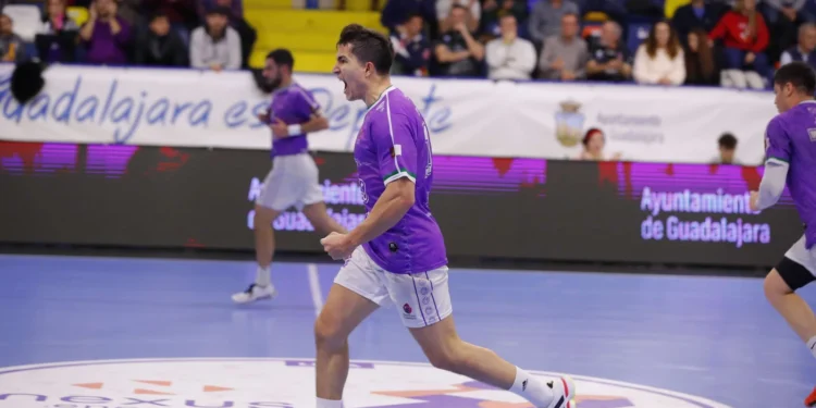 SANICENTRO BM Guadalajara Logra su Primera Victoria en Casa Ante el Bada Huesca en la Liga NEXUS ENERGÍA ASOBAL