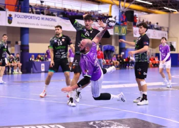 SANICENTRO BM Guadalajara cierra el 2025 con derrota ante BATHCO BM Torrelavega en la Liga NEXUS ENERGÍA ASOBAL