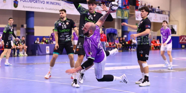 SANICENTRO BM Guadalajara cierra el 2025 con derrota ante BATHCO BM Torrelavega en la Liga NEXUS ENERGÍA ASOBAL